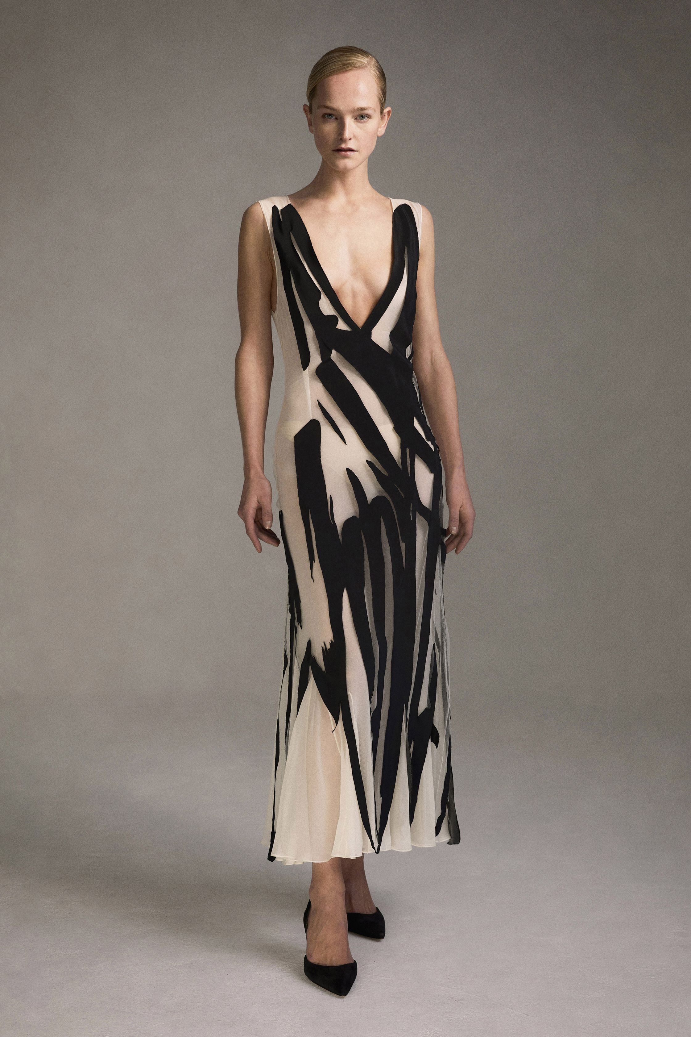Steve O Smith以抽象笔触般的黑色线条勾勒纱质长裙与修身廓形，红黑对比与立体拼贴营造出艺术感十足的视觉冲击，在极简背景中释放先锋表达-顽石频道趋势研究